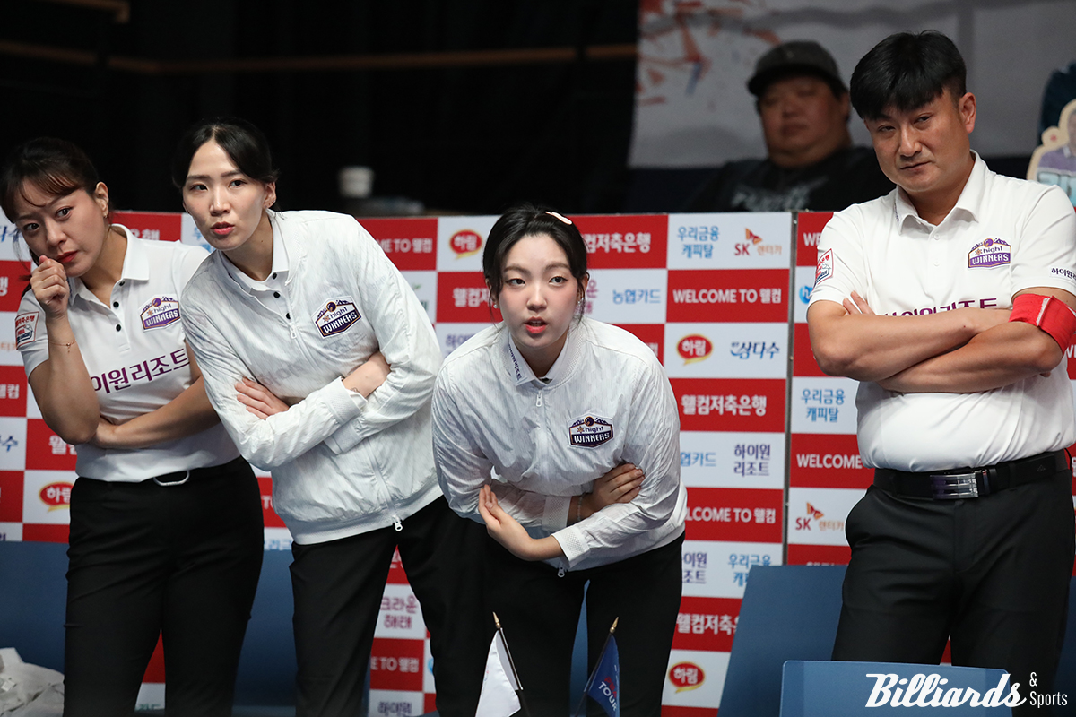 경기를 지켜보는 하이원리조트 선수들.