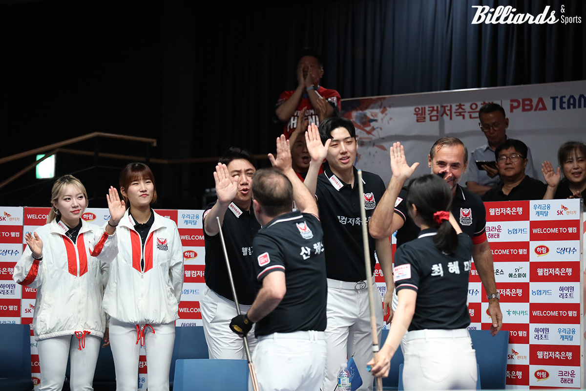 하이파이브를 하는 웰컴저축은행 선수들.  사진=이용휘 기자