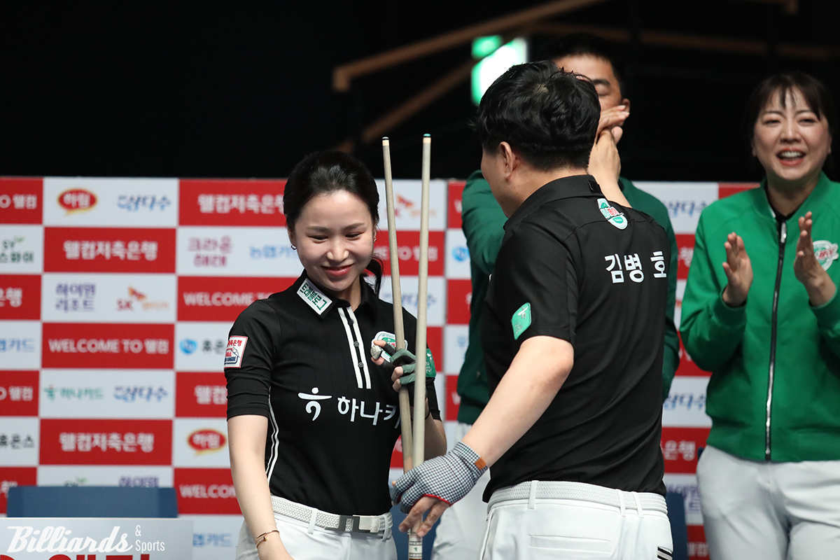 4일 차까지 4연승을 이어간 하나카드 혼합복식팀 김진아-김병호.  사진=이용휘 기자