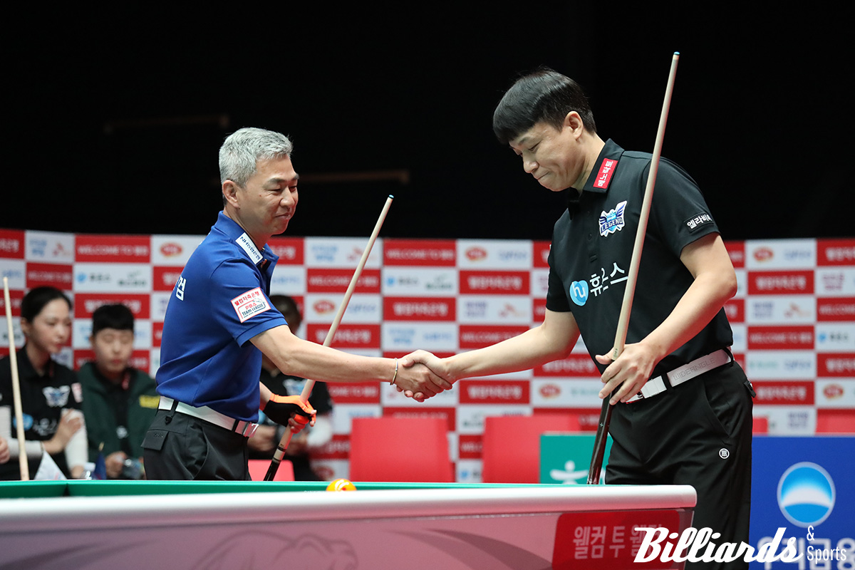 마민껌(NH농협카드)과 최성원(휴온스)이 뱅킹 전 악수를 나누고 있다.