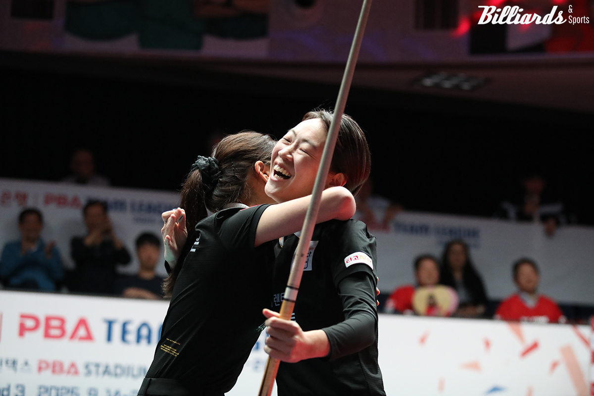 SK렌터카가 3라운드 5일 차에 웰컴저축은행을 4-2로 꺾고 승점3을 획득해 선두로 올라섰다. 사진은 2세트에서 승리한 뒤 포옹하는 SK렌터카의 히다 오리에(오른쪽)와 조예은.  사진=고양/이용휘 기자