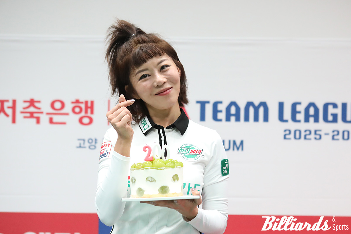 여자 선수 중 처음으로 세트 200승을 달성한 김가영(하나카드)이 축하 케이크를 들고 포즈를 취하고 있다. 사진=고양/이용휘 기자 