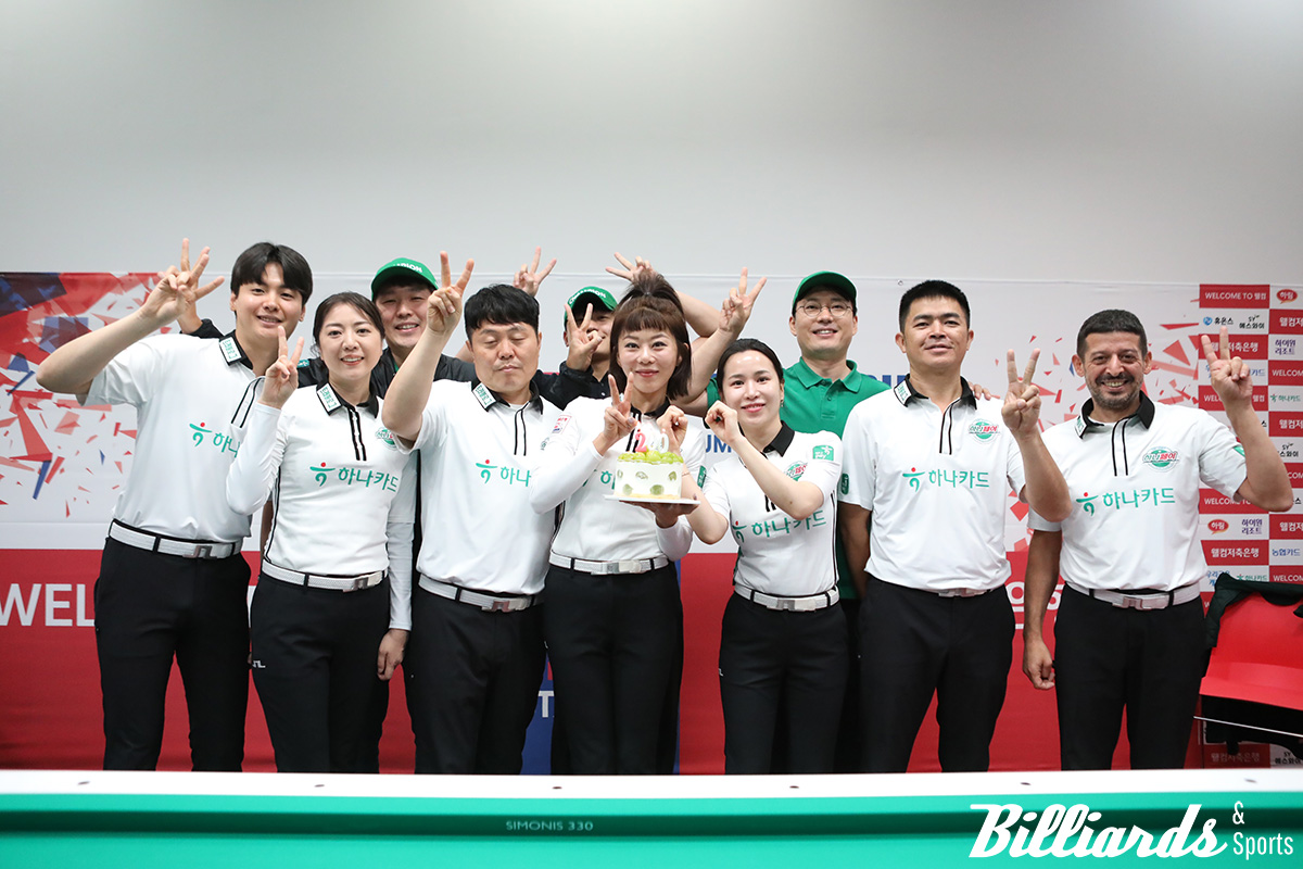 김가영의 200세트 승리 달성을 축하한 하나카드 팀 동료들과 구단 관계자들.