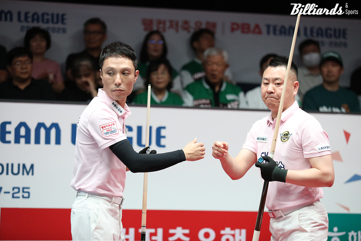 1세트 남자복식을 승리한 에스와이의 최원준1(왼쪽)과 서현민.