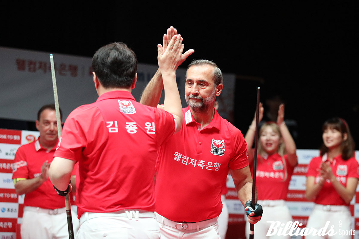 웰컴저축은행이 휴온스를 세트스코어 4-0으로 꺾고 승점 3을 추가했다. 1세트 승리를 자축하는 세미 사이그너와 김종원.  사진=이용휘 기자