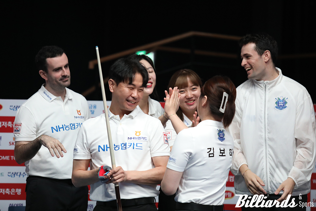 4세트 혼합복식에서 승리한 김현우1-김보미가 팀원들과 기쁨을 나누고 있다. 사진=이용휘 기자