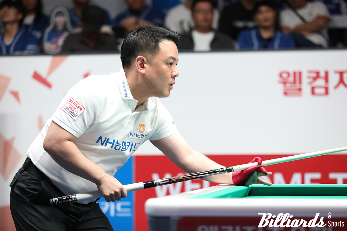 1세트에 마민껌과 승리를 합작한 NH농협카드의 주장 조재호.