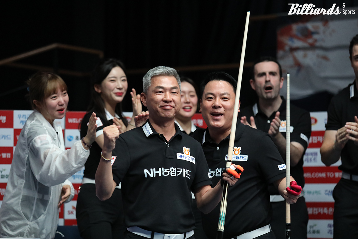 1세트를 승리한 NH농협카드 마민껌(왼쪽)과 조재호.