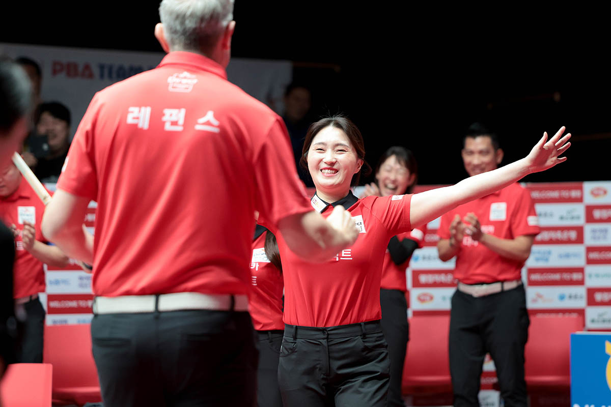에디 레펀스가 7세트에서 승리하자 한달음에 달려나오고 있는 강지은