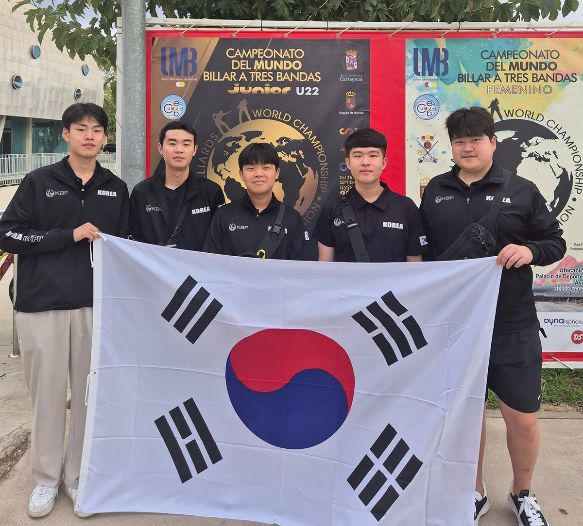 스페인 무르시아 대회장에 도착한 한국 국가대표 선수단. 왼쪽부터 이규승, 정상욱, 김현우, 김도현, 손준혁. 사진=대한당구연맹 제공