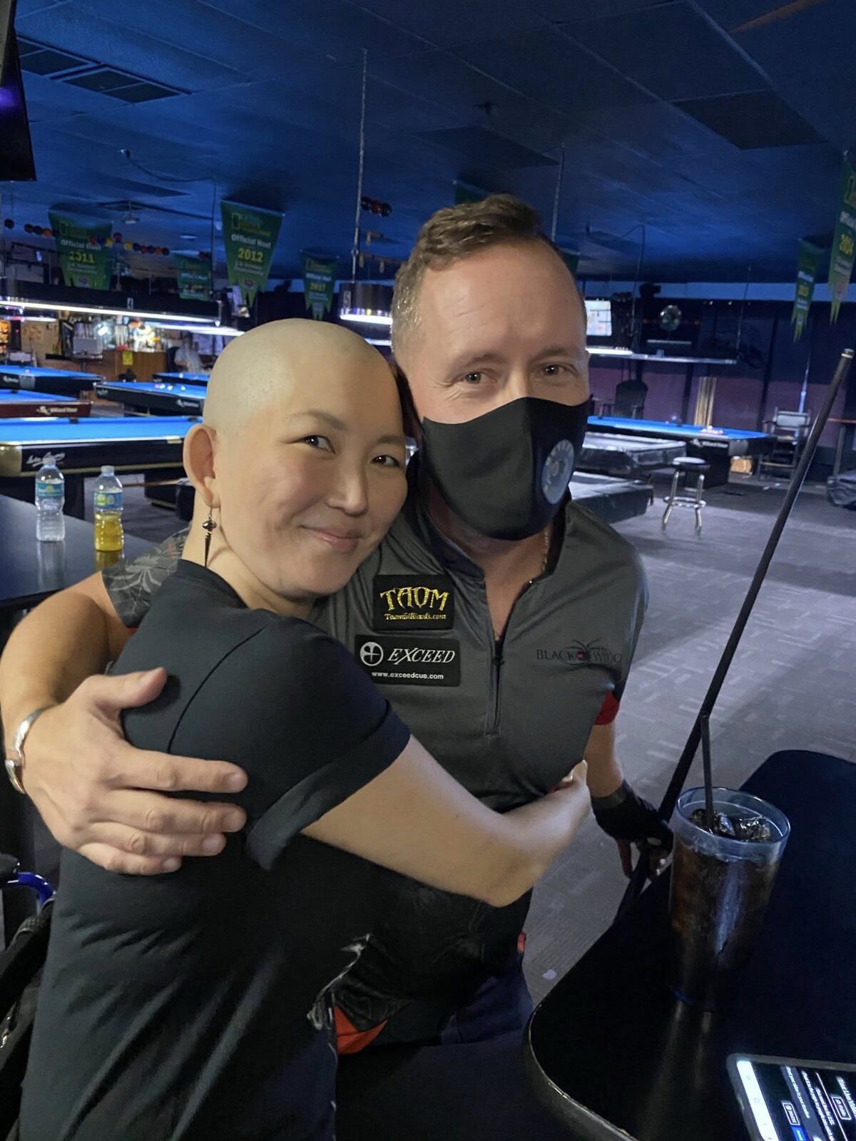 난소암 판정으로 투병 중인 자넷 리(왼쪽)와 당시 기금 모금 토너먼트에서 우승한 임모넨.