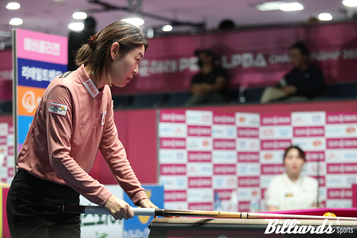 SK렌터카 팀 동료 강지은과 32강 대결 중인 히다 오리에.