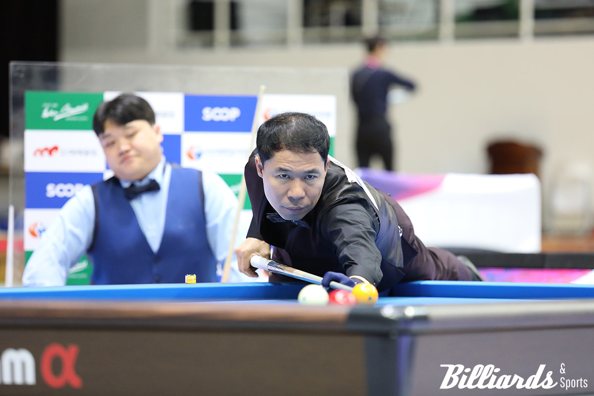 8강에서 조명우를 1점 차로 꺾고 준결승에 진출한 허정한이 준결승전에서 정예성과 경기를 펼치고 있다.