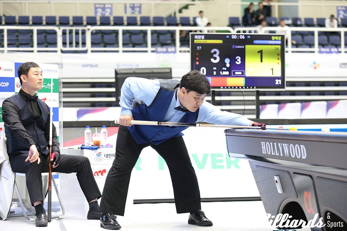 최완영과 결승전을 치르고 있는 정예성.