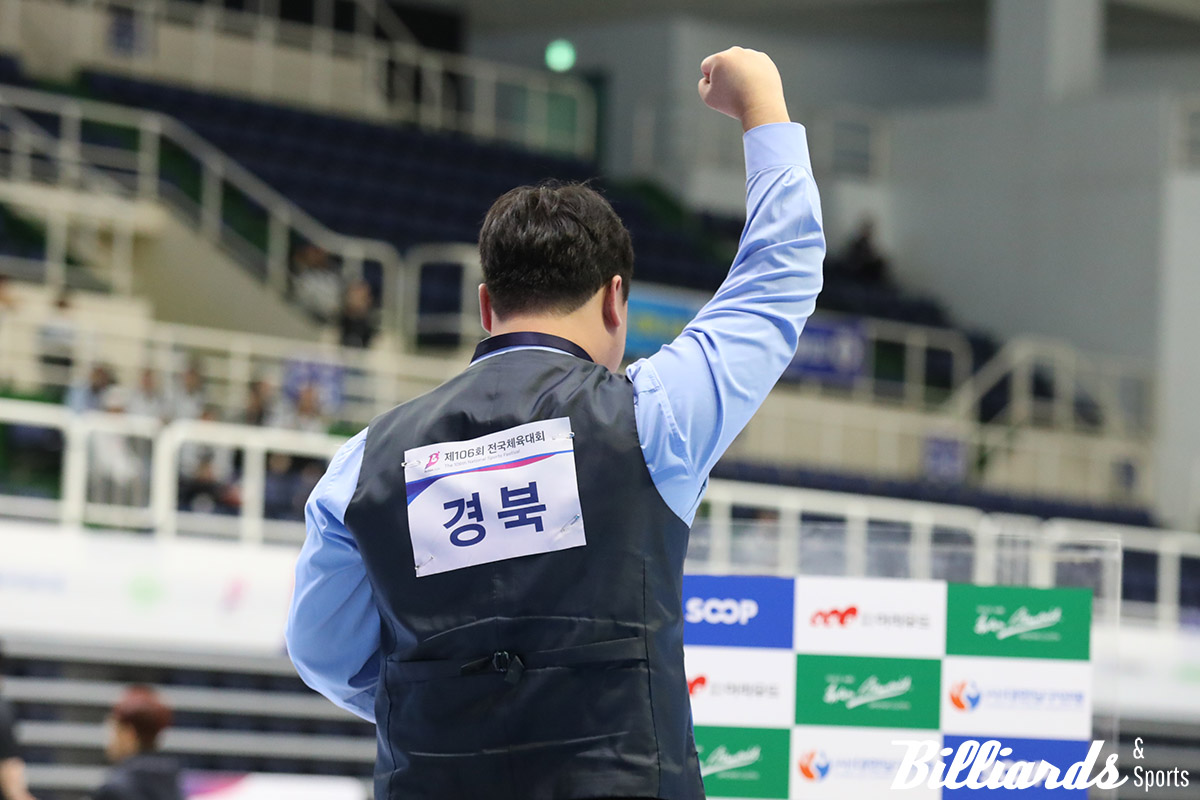 우승이 확정되는 순간 주먹을 번쩍 든 정예성. 정예성은 경북 소속으로 이번 전국체전에 처음 출전해 금메달을 차지했다.