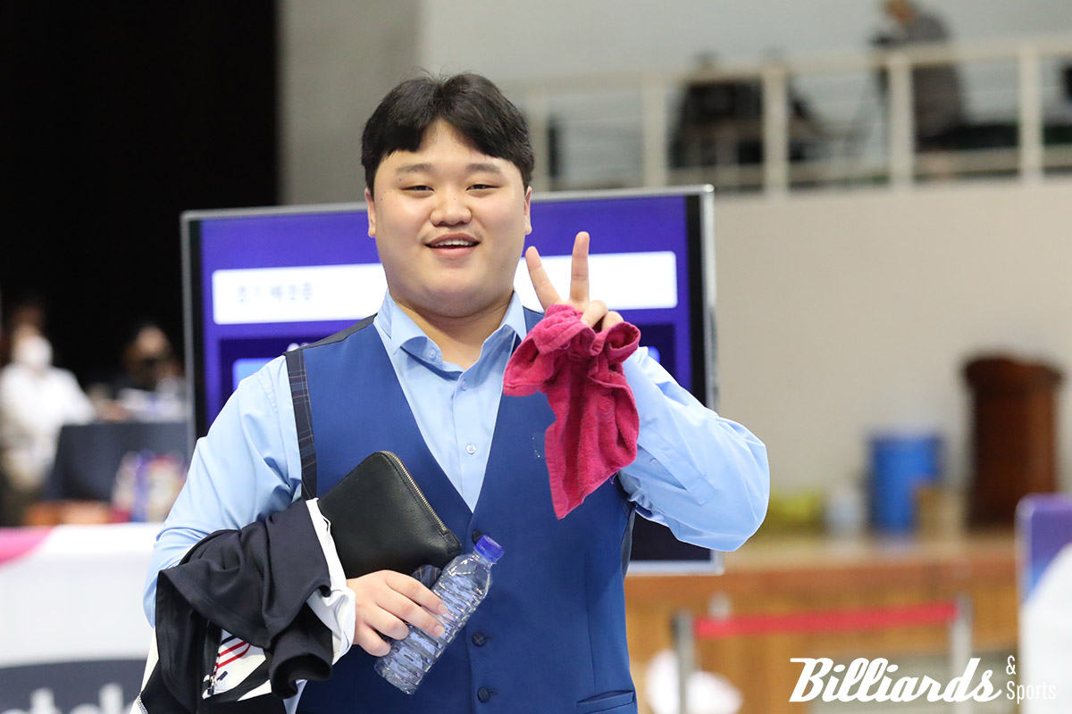 밝은 미소를 지으며 경기장을 나서는 정예성.