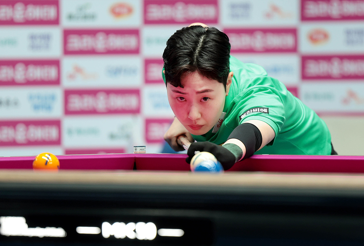 김세연(휴온스)이 김진아(하나카드)의 퍼펙트큐를 무력화시키며 0-2에서 3-2로 역전승을 거두고 통산 세 번째 한가위 당구 대전 준결승에 진출했다.  사진=PBA 제공