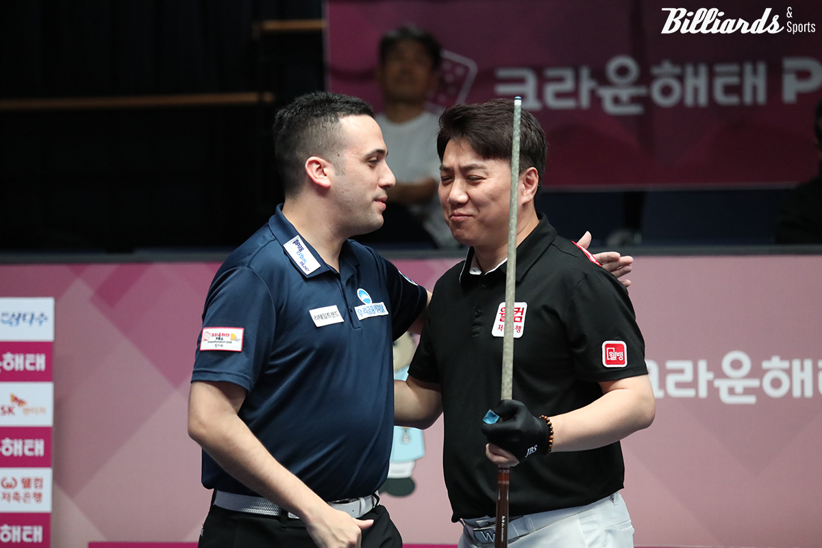 경기 종료 후 인사를 나누는 김종원과 사파타.