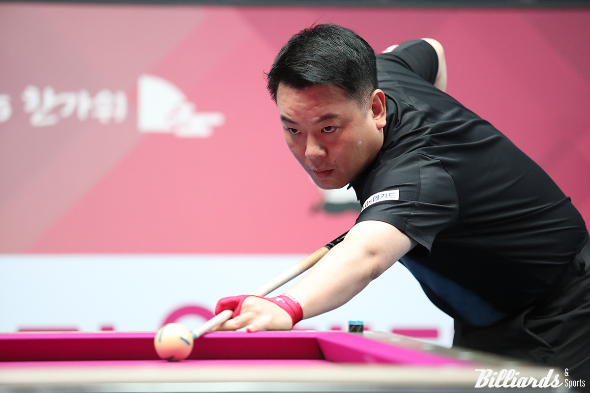 조재호(NH농협카드)가 9개월 만에 조건휘(SK렌터카)에게 복수에 성공하며 한가위 당구 대전에서 처음 8강에 진출했다.  사진=고양/이용휘 기자