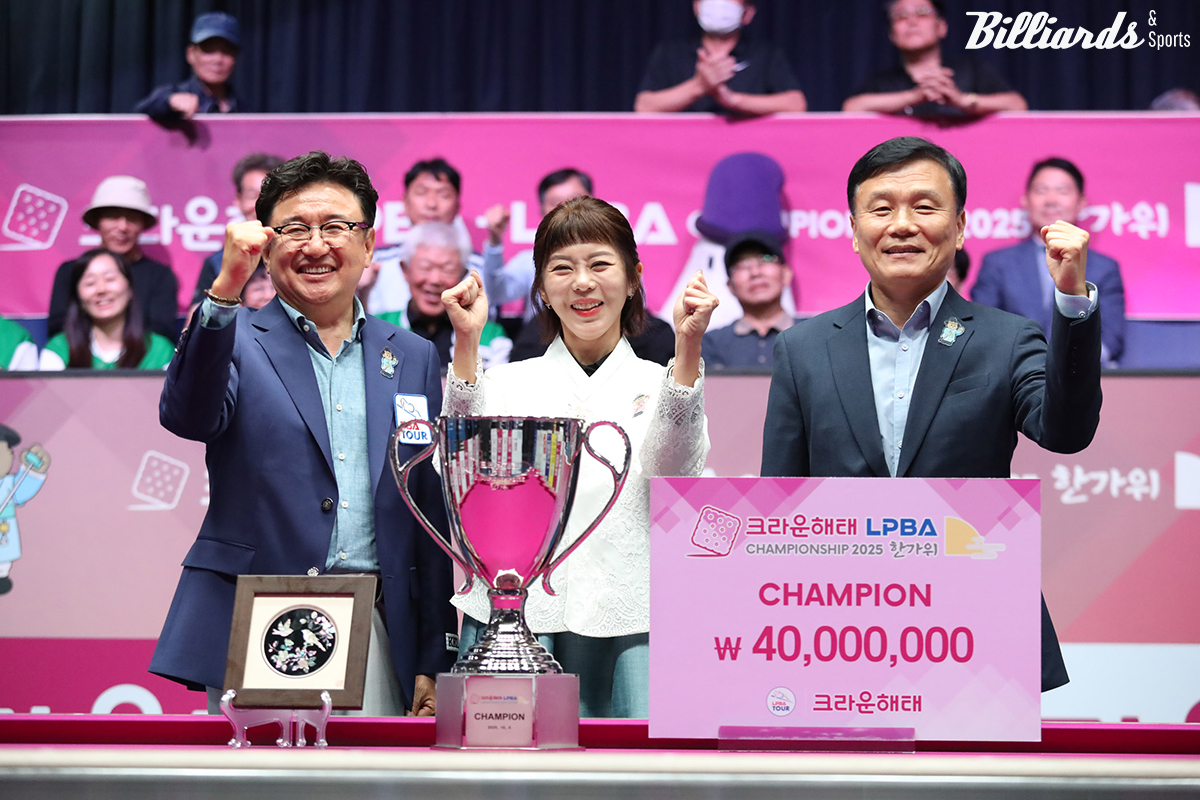 우승 김가영과 장상진 PBA 부총재(왼쪽), 기종표 크라운해태 단장.