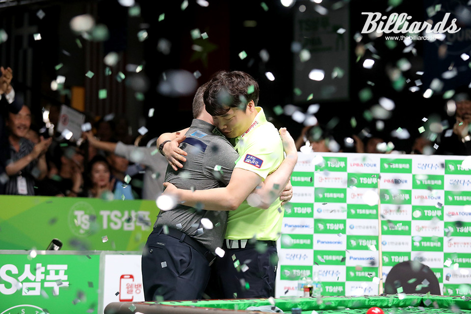 첫 번째 한가위 당구 대전 결승전이 끝나고 강민구가 쿠드롱과 포옹하며 서로를 격려하고 있다.