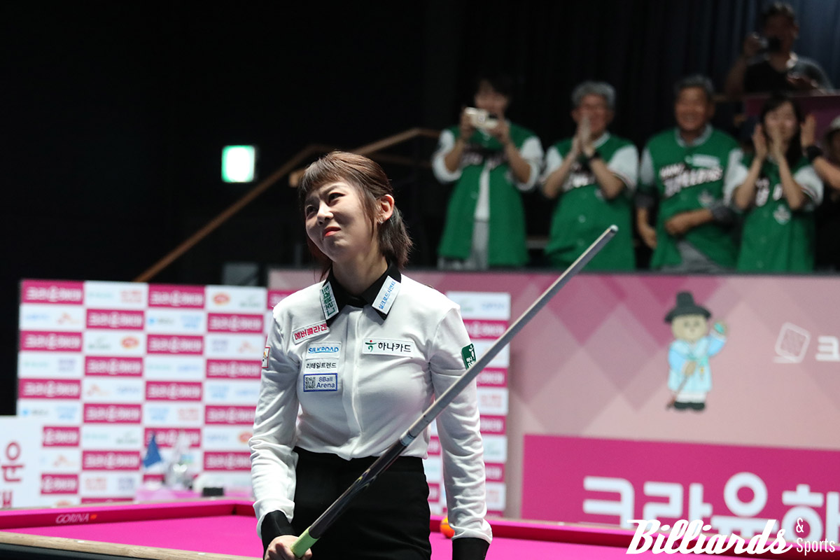 하나카드 구단 관계자들과 팀 동료들을 바라보며 환한 미소 대신 아쉬움 가득한 표정을 짓고 있는 김가영.