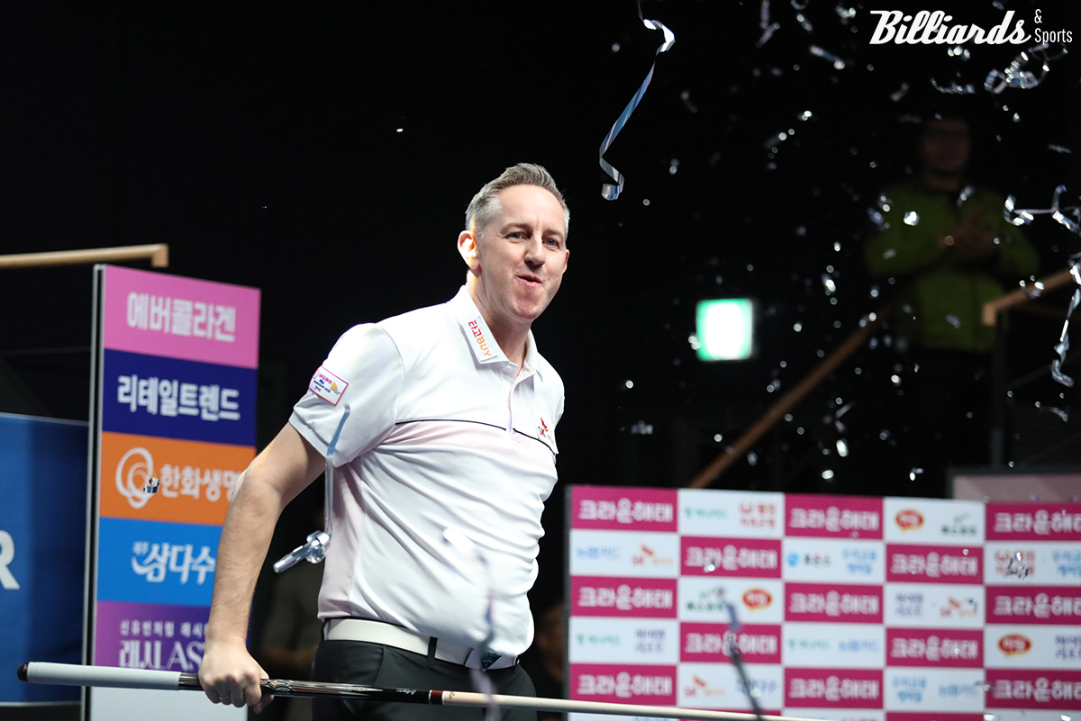 우승이 확정되는 순간 당구대 위로 뛰어 올라가는 레펀스.