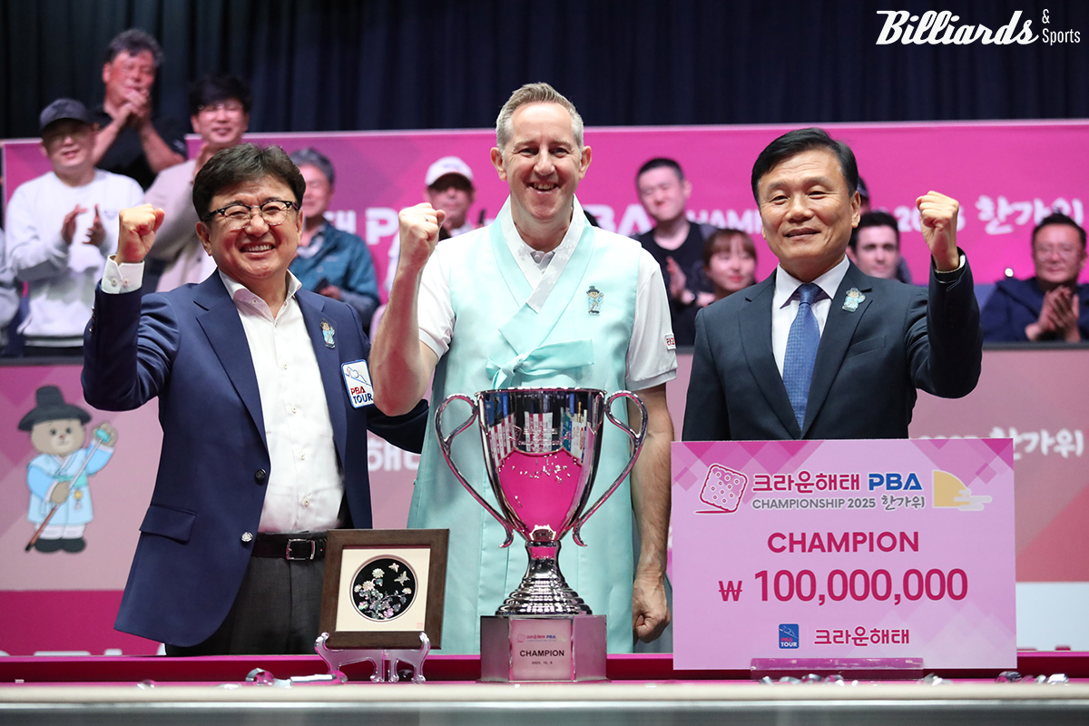 왼쪽부터 PBA 장상진 부총재, 우승 레펀스, 크라운해태 기종표 단장.