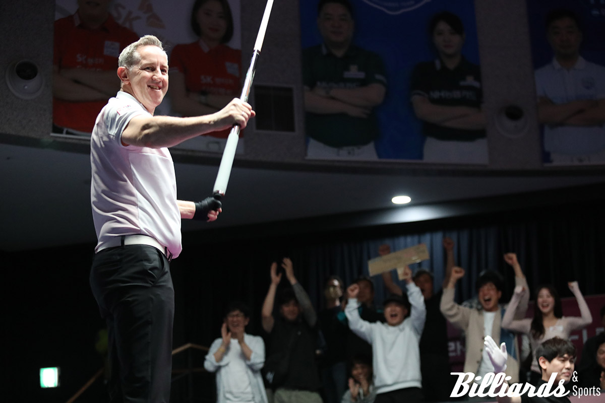 마지막 매치 포인트가 득점되자 당구대에 뛰어올라 승리를 만끽하고 있는 에디 레펀스.