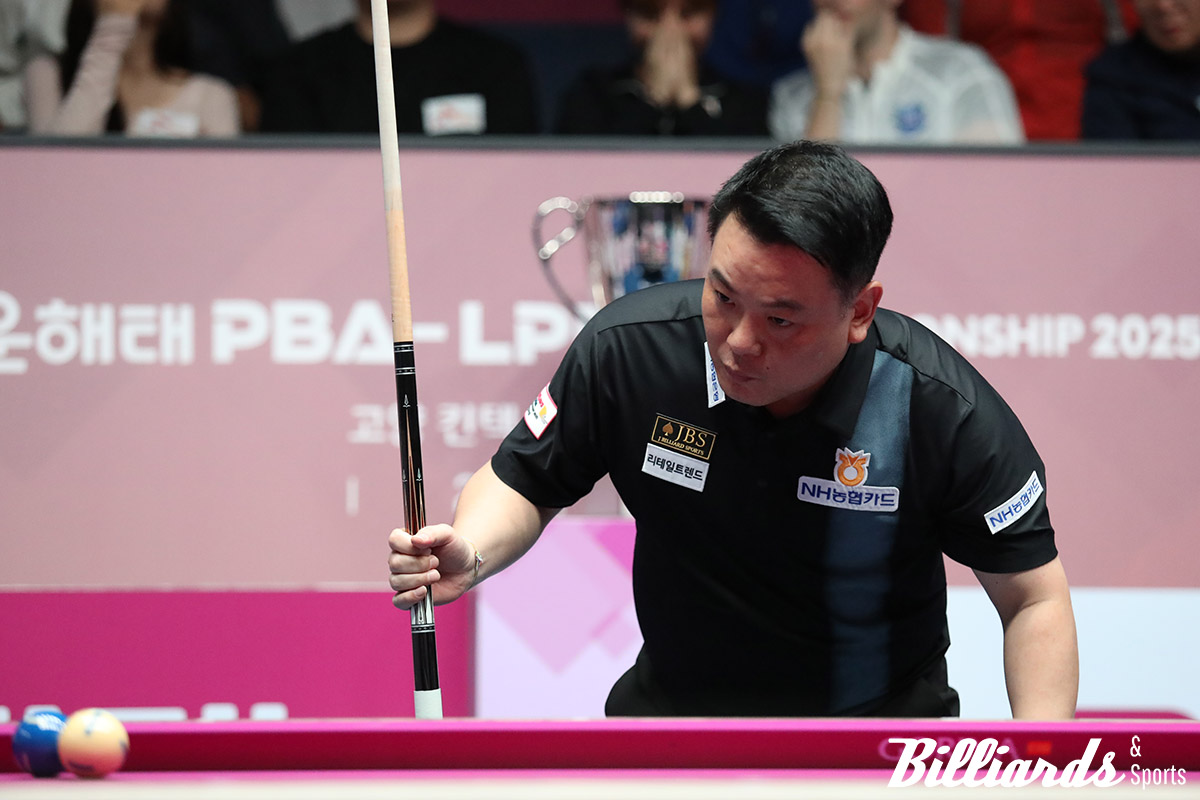 끝까지 공의 진로를 확인하는 조재호.