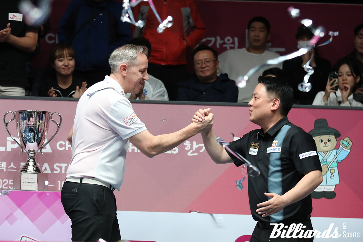 풀세트 접전 끝에 우승을 놓친 조재호가 우승자 에디 레펀스에게 축하를 건네고 있다.