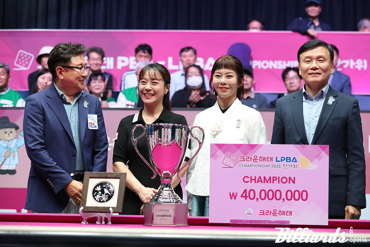 김가영과 나란히 시상대에 선 임경진이 환한 미소를 짓고 있다. 왼쪽부터 PBA 장상진 부총재, 임경진, 김가영, 크라운해태 기종표 단장.