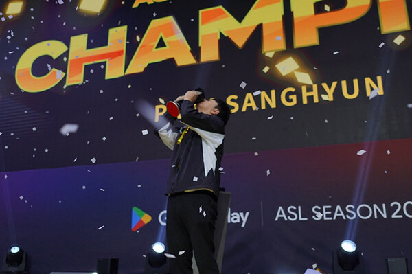 우승을 만끽하고 있는 박상현.