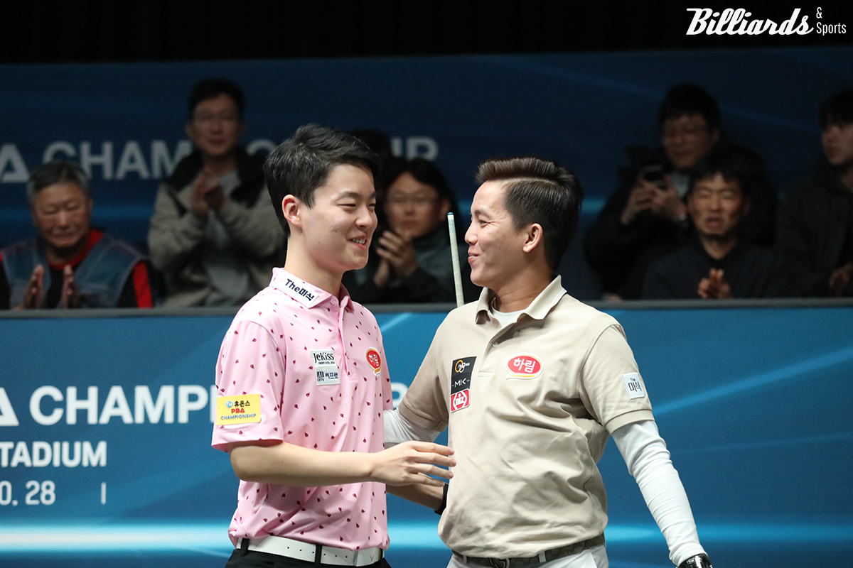 지난 6차 투어에서 유럽 레전드와 베트남 선수들을 꺾고 우승한 김영원은 이번에는 튀르키예 군단과 치열한 승부가 예상된다. 사진은 김영원이 6차 투어 준결승에서 대결한 응우옌프엉린(하림)과 승리 후 인사를 나누는 모습.