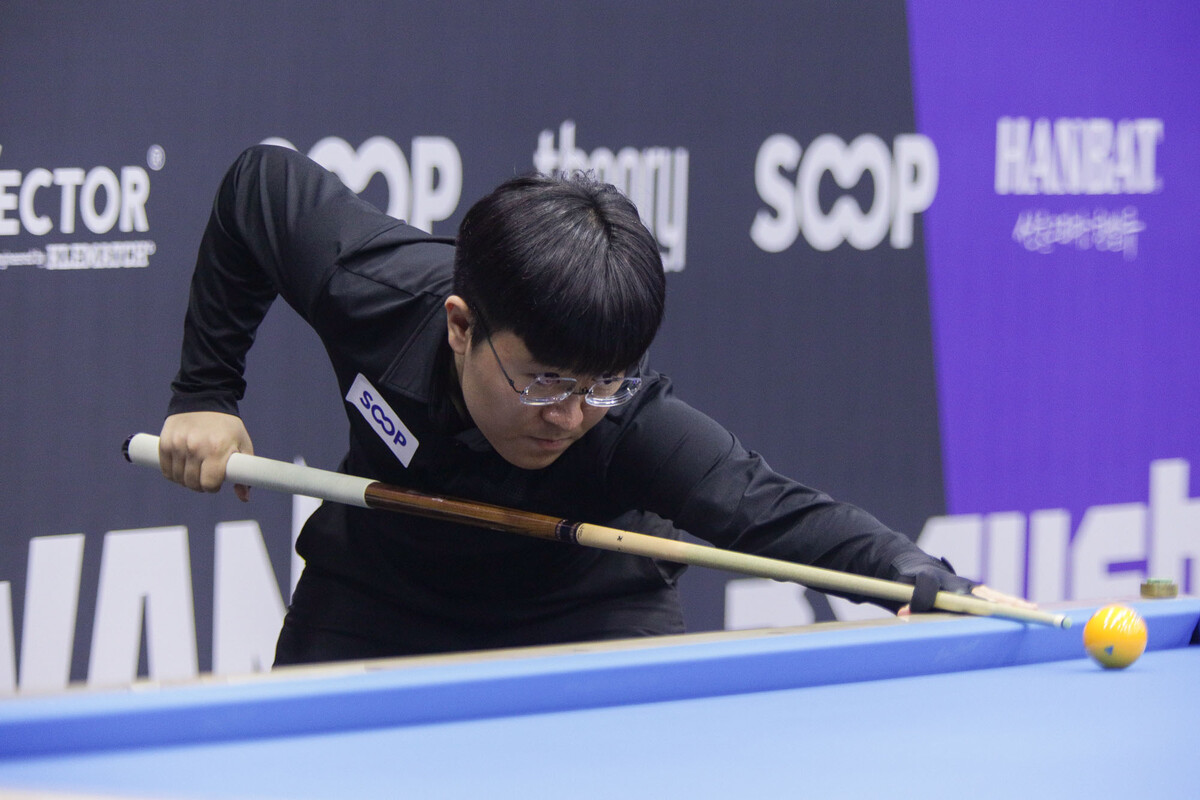 한국의 10대 유망주가 프로당구 챔피언을 꺾었다. 김건윤이 5일 열린 광주 3쿠션 당구월드컵 예선 3라운드에서 비롤 우이마즈(튀르키예)에게 승리하며 최종예선에 진출하는 기염을 토했다.  사진=SOOP 제공