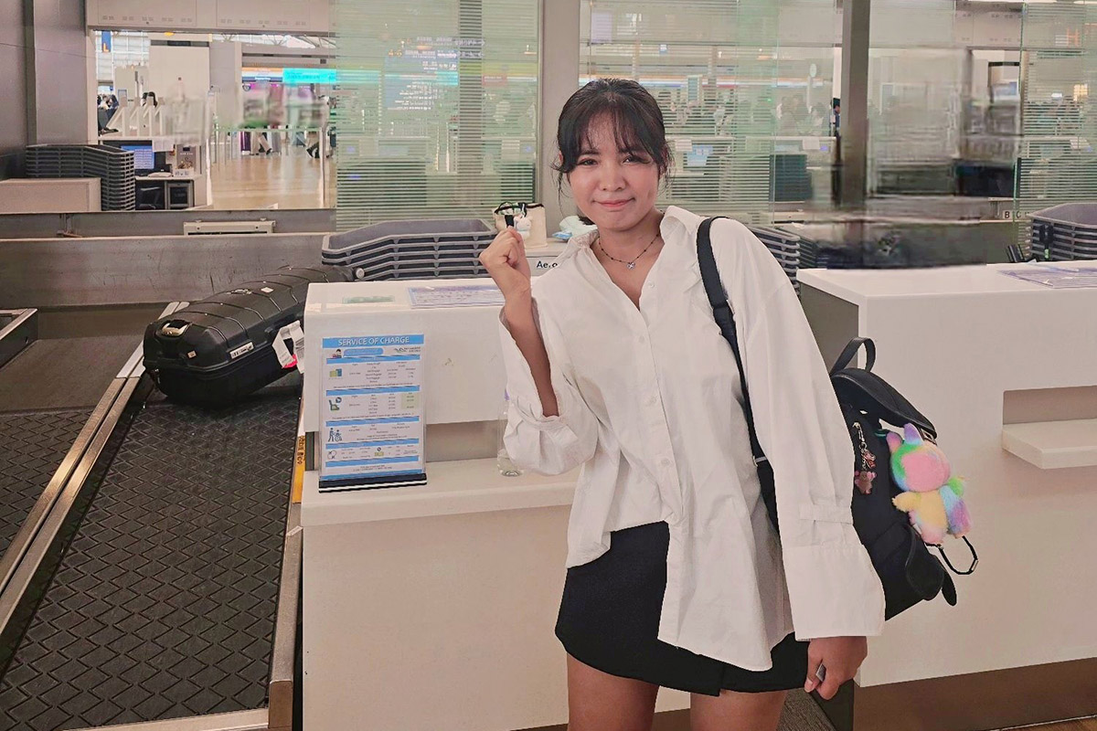 위독하신 할머니를 뵈러 캄보디아로 출국하는 스롱 피아비가 애써 밝은 미소를 지어 보이고 있다. 사진=스롱 피아비 SNS