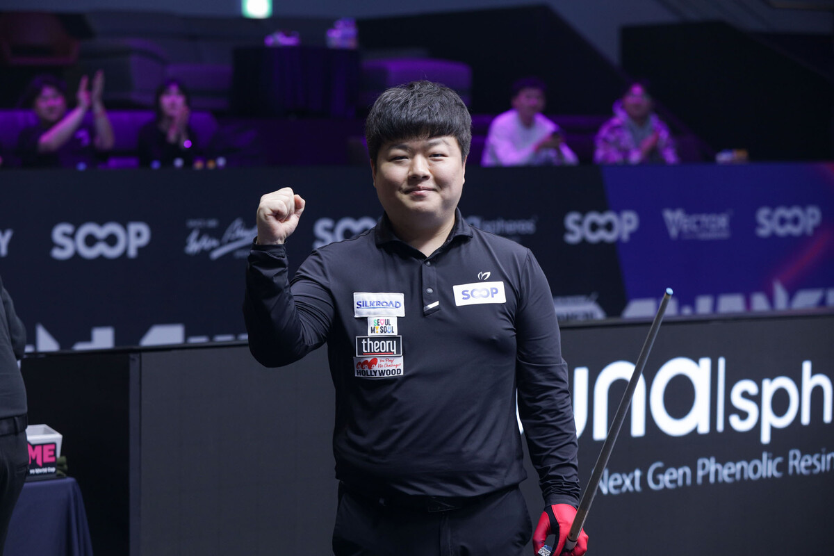 결승에 선착한 조명우가 카메라를 보고 화이팅을 하고 있다.