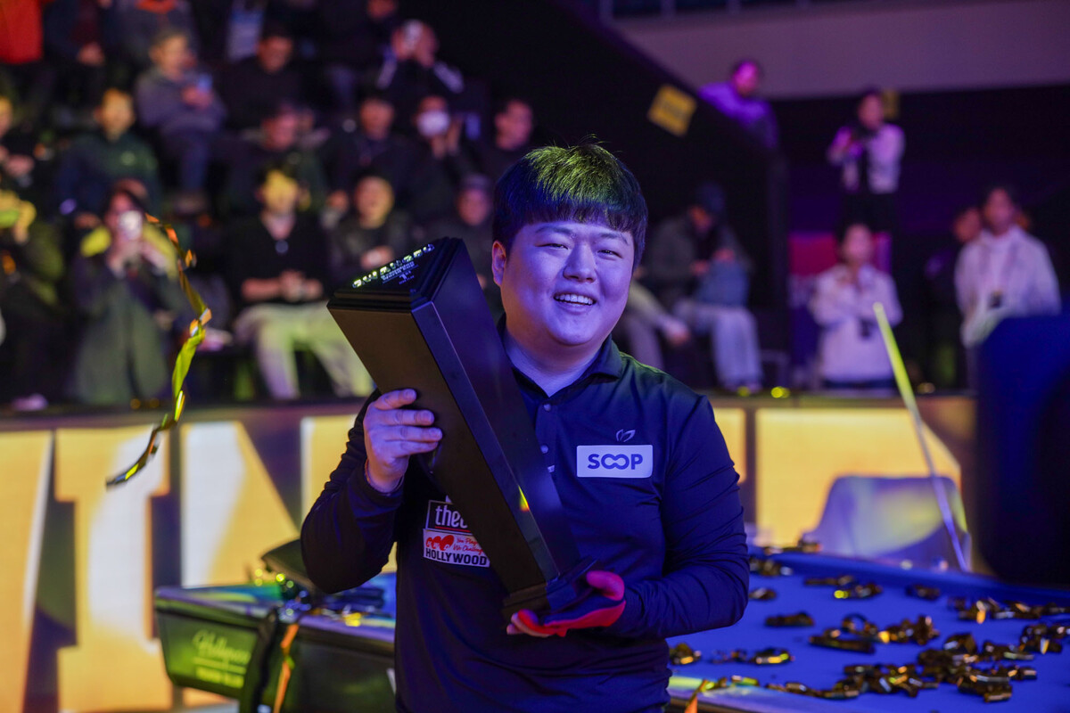 올해 8번째 우승트로피를 들어 올린 조명우.