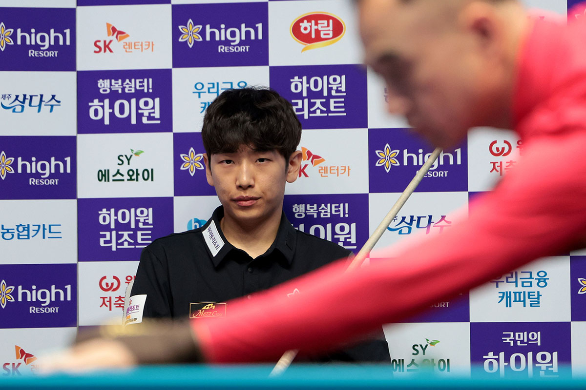 이승진의 경기를 지켜보고 있는 임성균.