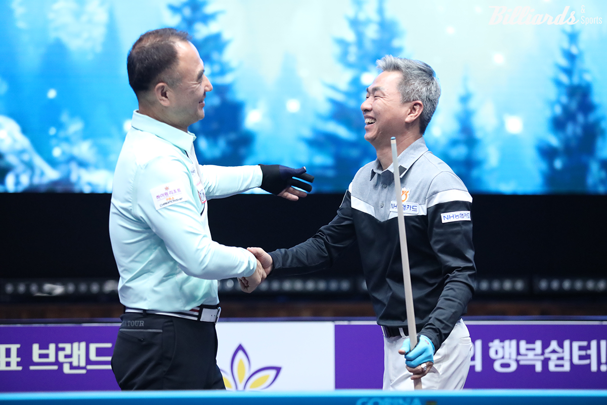 경기 후 서로를 격려하는 이승진(왼쪽)과 마민껌.