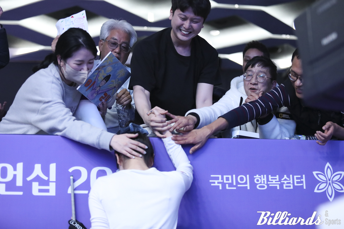 우승이 확정되는 순간 가족들이 있는 응원석으로 걸어온 이미래가 오빠의 손을 꼭 잡고 눈물을 흘리고 있다. 