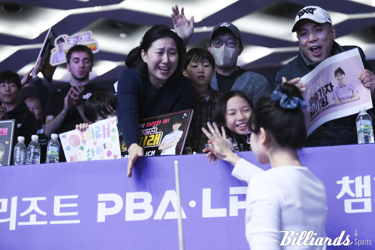 우승의 기쁨을 나누고 있는 이미래와 가족들. 