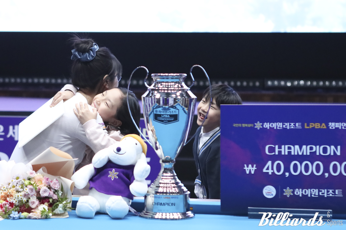 조카들의 축하를 받고 있는 이미래 