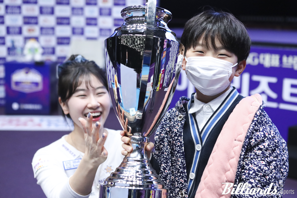 조카가 이미래의 우승 트로피를 들고 자랑스럽게 웃고 있다. 