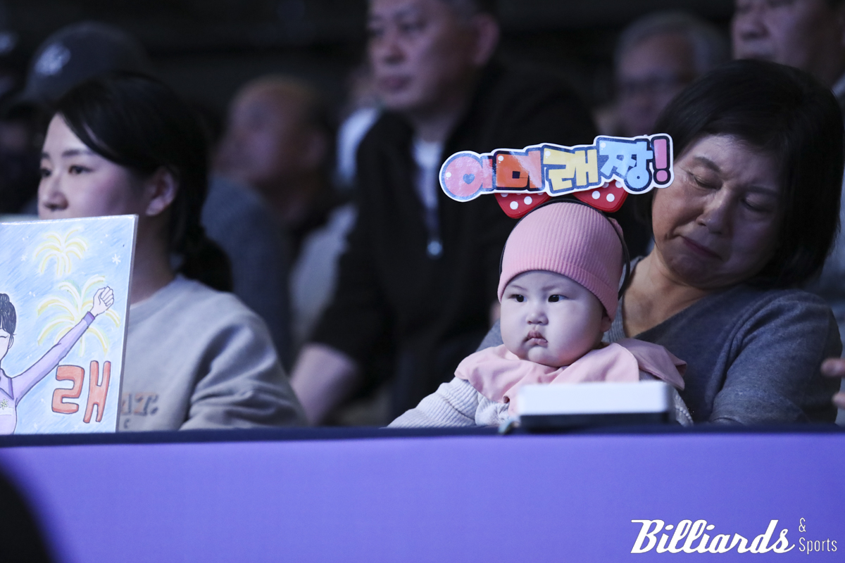 진지한 표정으로 응원 중인 조카와 어머니