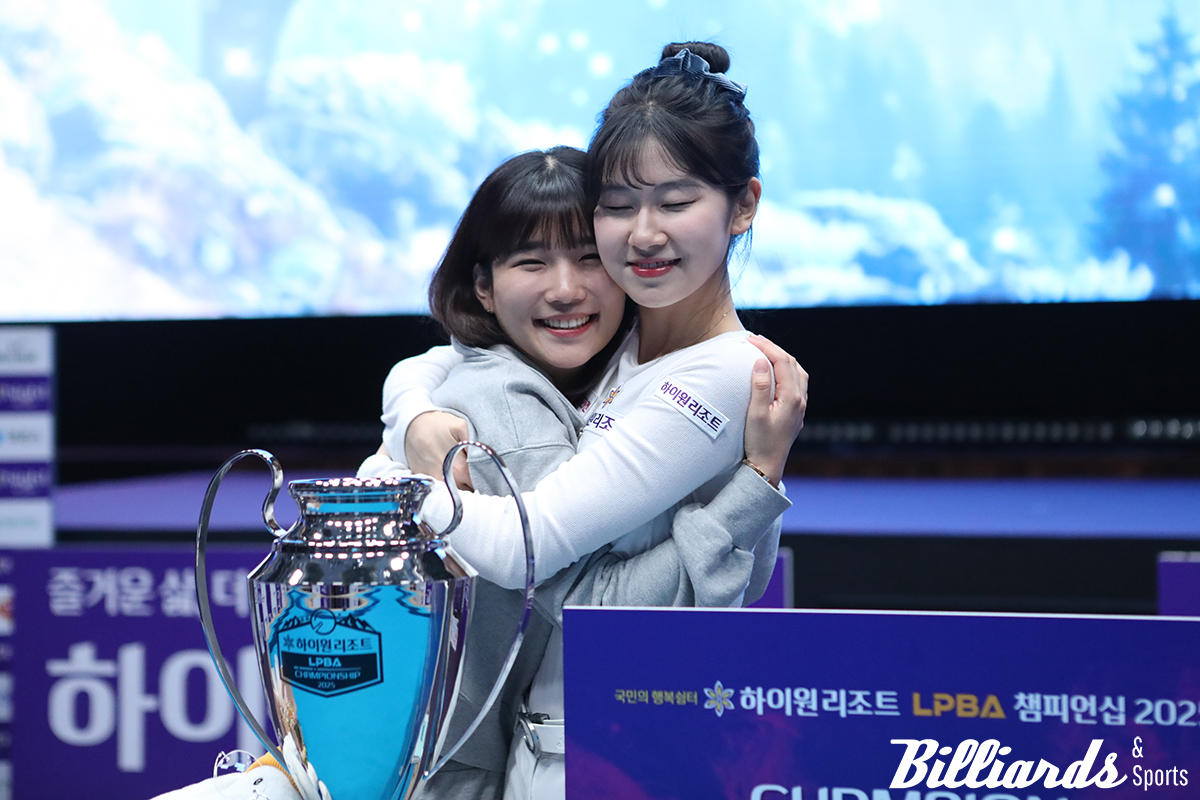 지옥 같은 시간을 살고 있을 때 도움을 준 친구로 조명우와 용현지를 꼽으며 고마운 마음을 전한 이미래가 용현지와 포옹하고 있다. 용현지는 지난 시즌까지 이미래와 하이원리조트에서 한솥밥을 먹으며 동고동락했다. 