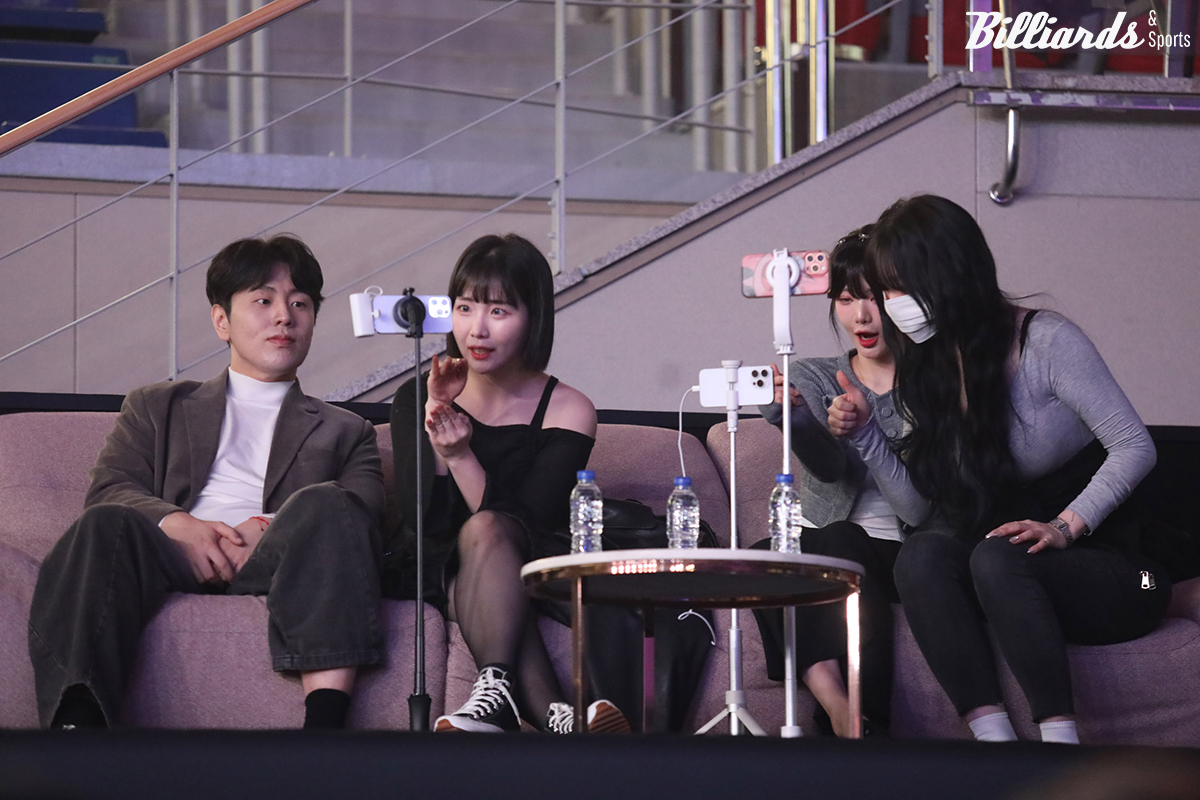 스트리머들이 현장에서 SOOP 온라인 플랫폼을 통해 방송을 하고 있다.  사진=이용휘 기자