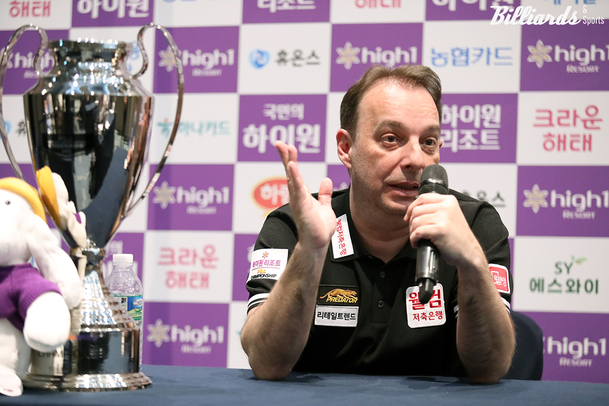 다니엘 산체스(웰컴저축은행)가 프로당구(PBA) 투어에서 두 번째 우승을 차지한 뒤 기자들과 인터뷰를 하고 있다.  사진=정선/이용휘 기자