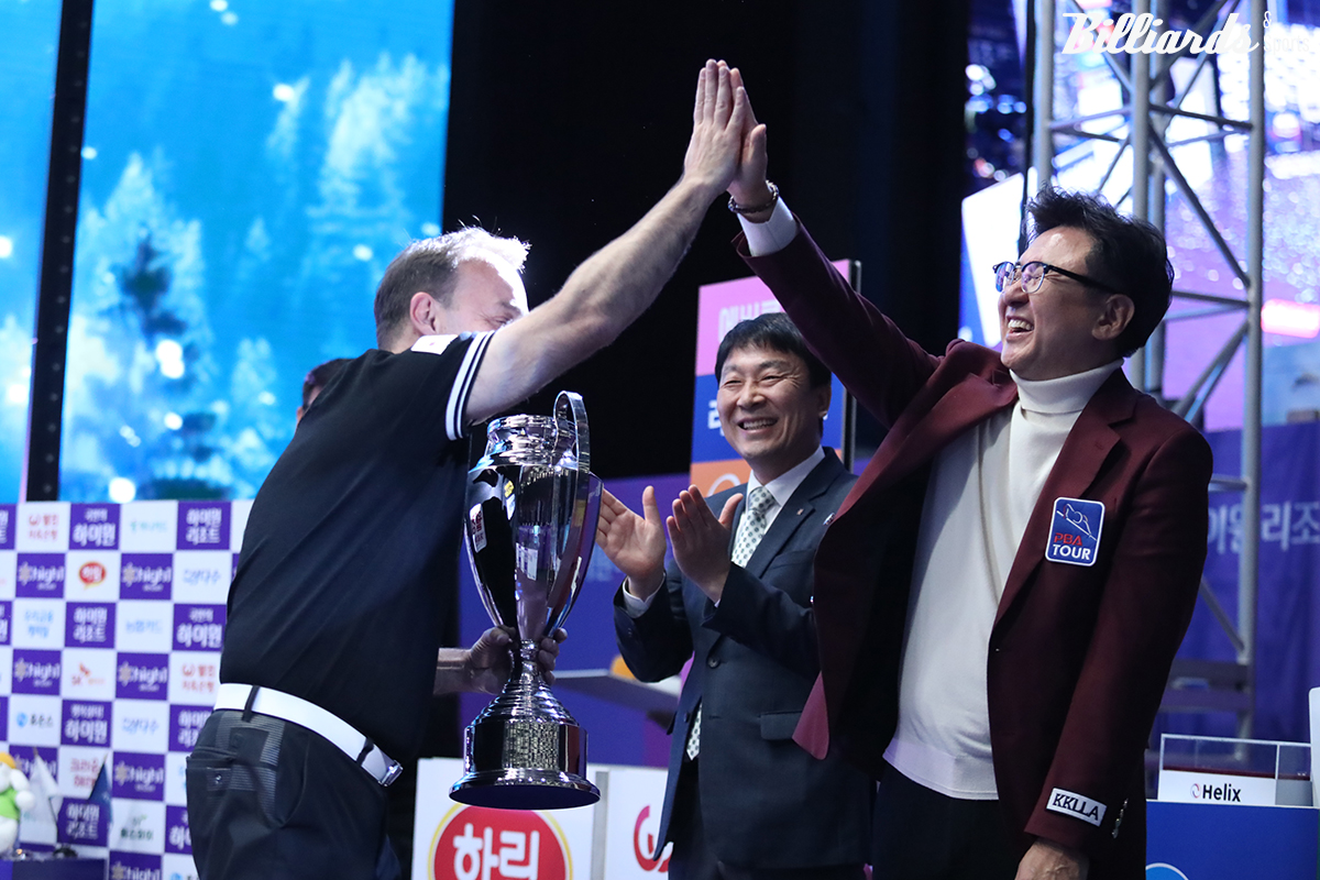 시상식에서 PBA 장상진 부총재와 하이파이브를 하는 산체스.