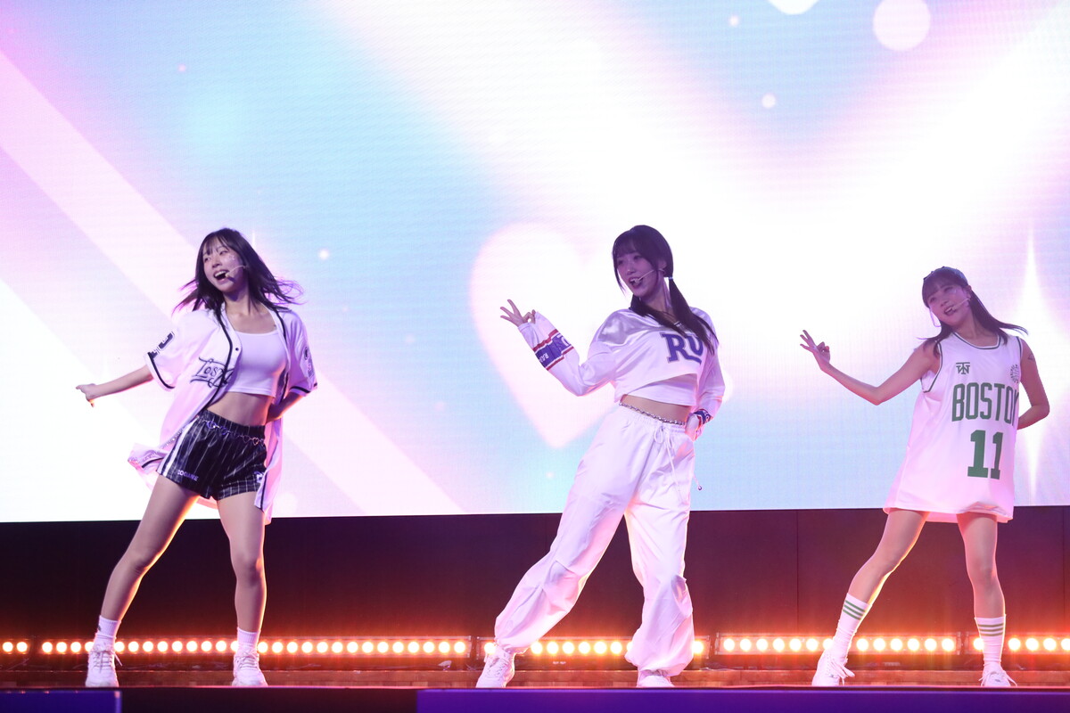 'Who am I'를 발표한 프바걸즈가 데뷔 무대를 펼치고 있다.